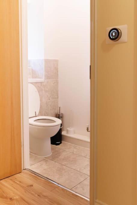Stylish 3 Bedroom And Free Parking Thamesmead  Eksteriør bilde