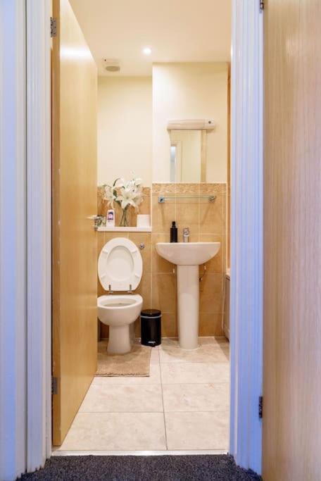 Stylish 3 Bedroom And Free Parking Thamesmead  Eksteriør bilde