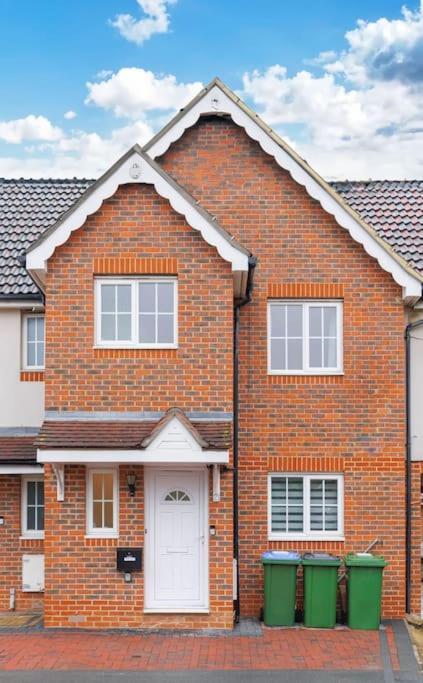 Stylish 3 Bedroom And Free Parking Thamesmead  Eksteriør bilde