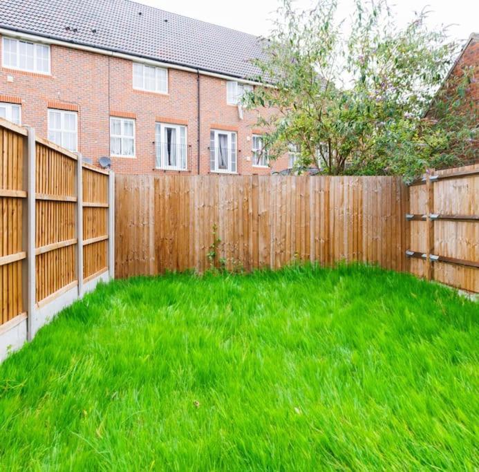 Stylish 3 Bedroom And Free Parking Thamesmead  Eksteriør bilde