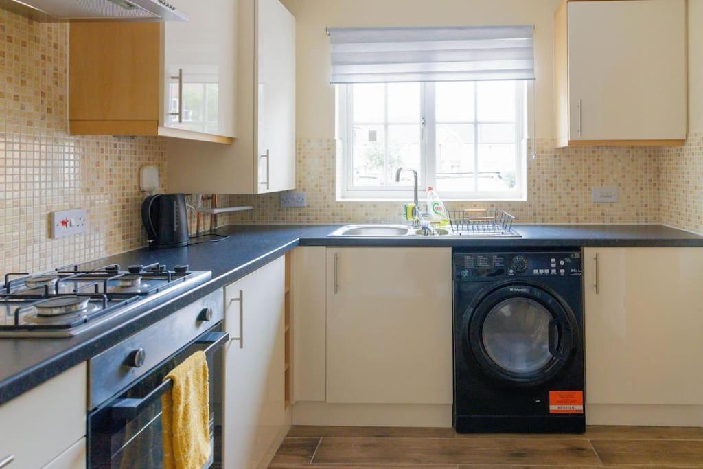 Stylish 3 Bedroom And Free Parking Thamesmead  Eksteriør bilde