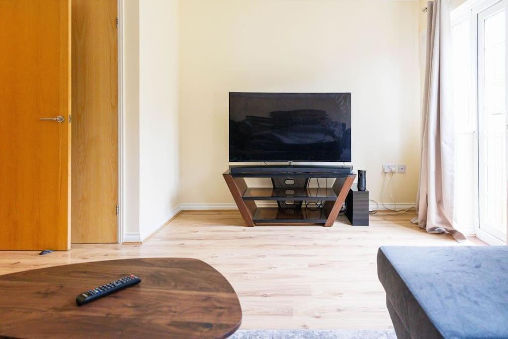Stylish 3 Bedroom And Free Parking Thamesmead  Eksteriør bilde