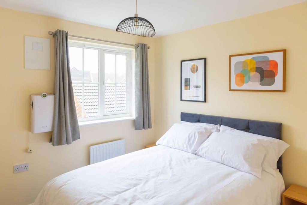 Stylish 3 Bedroom And Free Parking Thamesmead  Eksteriør bilde